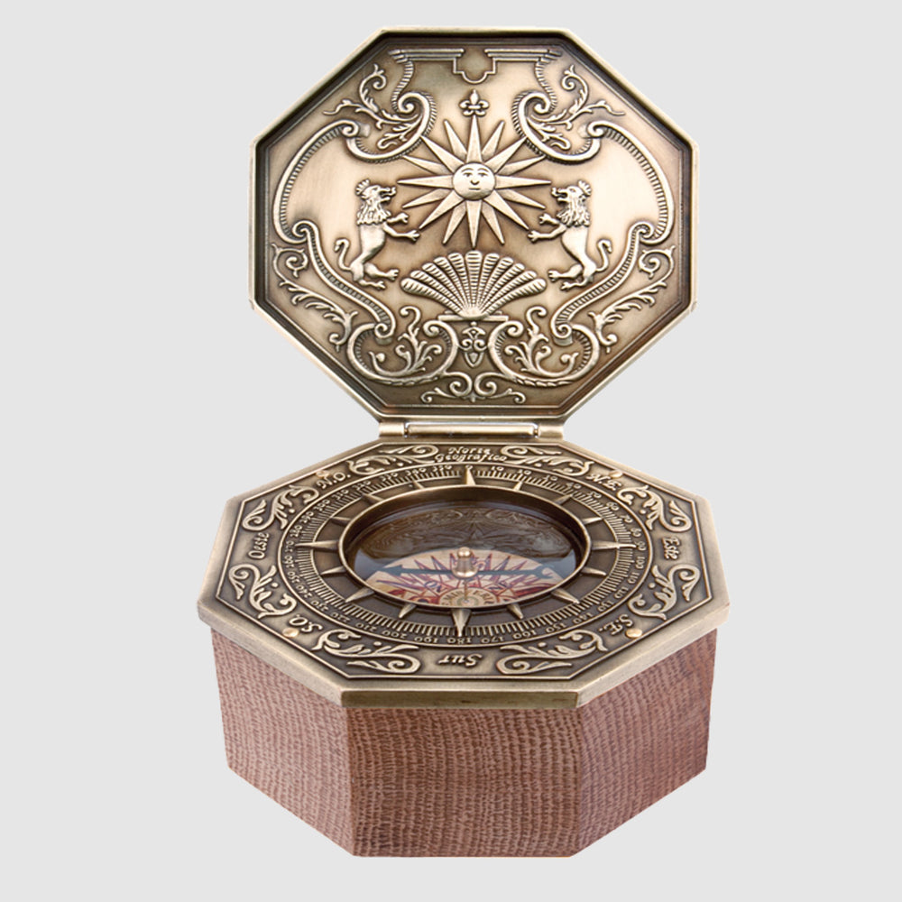 Brujula de sobremesa, instrumento navegación, Pieza ornamental, objeto con historia